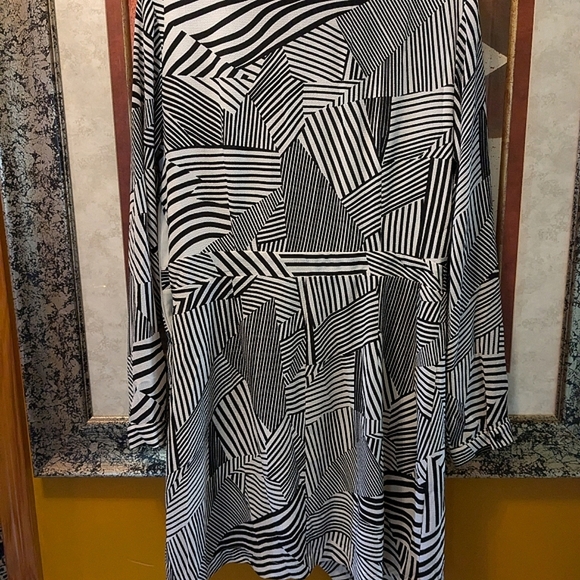 Lavand. Black and White Mitty Dress - Picture 5 of 6